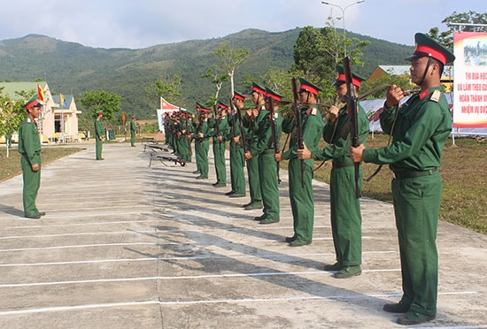 Chiến sĩ mới Trung đoàn 885 huấn luyện nội dung mang, đeo, treo súng. Ảnh: T.ANH