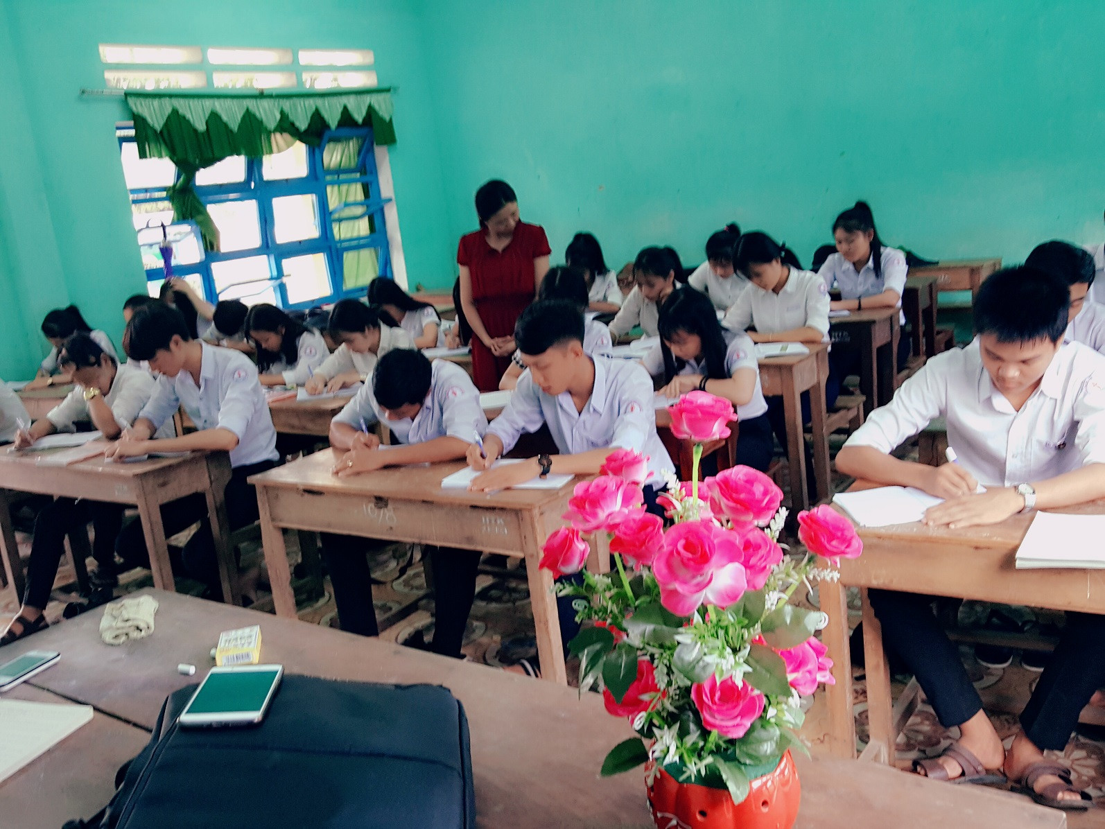 Học sinh lớp 12 Trường  THPT Huỳnh Thúc Kháng (Tiên Phước) trong giờ ôn tập. Ảnh: Diệu Hiền.