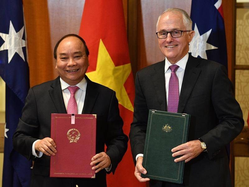 Thủ tướng Nguyễn Xuân Phúc (trái) và Thủ tướng Malcolm Turnbull ký Tuyên bố chung về thiết lập quan hệ Đối tác chiến lược giữa Chính phủ Việt Nam và Australia. Ảnh: dailyadvertiser.com.au