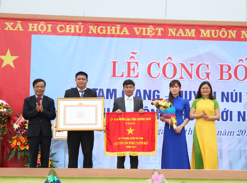 Trao cờ và bằng công nhận xã đạt chuẩn NTM năm 2017 cho xã Tam Giang (Núi Thành)