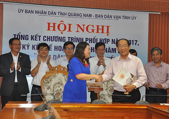 Chủ tịch UBND tỉnh Đinh Văn Thu và Trưởng ban Dân vận Tỉnh ủy Nguyễn Thị Thu Lan ký kết kế hoạch phối hợp. Ảnh: VINH ANH