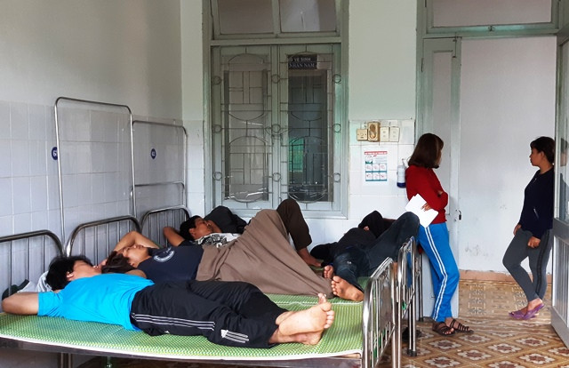 Có tới 15 người kéo đến Bệnh viện Đa khoa khu vực miền núi phía Bắc Quảng Nam để kiểm tra, điều trị. Ảnh: H.L