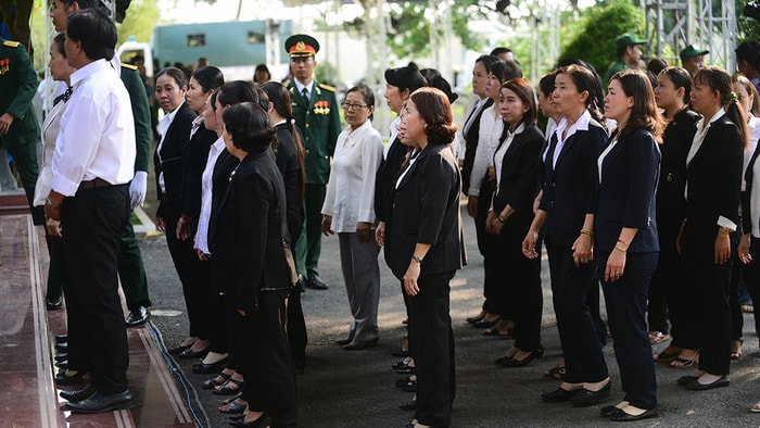 Người dân xếp hàng vào viếng nguyên thủ tướng Phan Văn Khải tại nhà riêng ở huyện Củ Chi. Ảnh: QUANG ĐỊNH