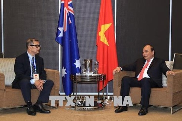 Tiếp tục các hoạt động trong khuôn khổ Hội nghị Cấp cao Đặc biệt ASEAN-Australia, sáng 17/3, tại thành phố Sydney, Australia, Thủ tướng Nguyễn Xuân Phúc đã gặp mặt các đại biểu tiêu biểu của Hội doanh nhân Việt Nam tại Australia và Câu lạc bộ các nhà khoa học người Việt Nam tại Queensland. Trong ảnh, Thủ tướng Nguyễn Xuân Phúc (bên phải) và ông Trần Bá Phúc, Chủ tịch Hội doanh nghiệp Việt Nam tại Australia (Ảnh TTXVN).