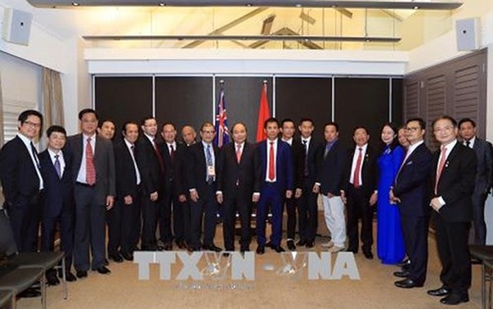 Tại đây, Thủ tướng mong muốn các doanh nhân Việt kiều làm ăn thành công, “đó cũng là thành công của Việt Nam”. Thủ tướng cho biết, Chính phủ, các bộ, ngành, địa phương luôn quan tâm, tạo điều kiện thuận lợi đến bà con; mong bà con giáo dục cho thế hệ Việt kiều trẻ tiếng Việt, thương yêu, đoàn kết, cùng hướng về Tổ quốc. Trong ảnh, Thủ tướng Nguyễn Xuân Phúc, ông Trần Bá Phúc, Chủ tịch Hội doanh nghiệp Việt Nam tại Australia chụp ảnh cùng các đại biểu. ( Ảnh TTXVN)