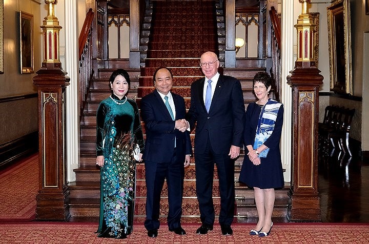  và gặp Thống đốc bang David Hurley.