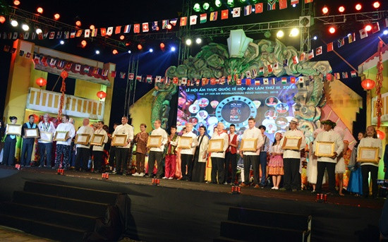 Tôn vinh 12 đầu bép quốc tế tại đêm bế mạc Liên hoan ẩm thực