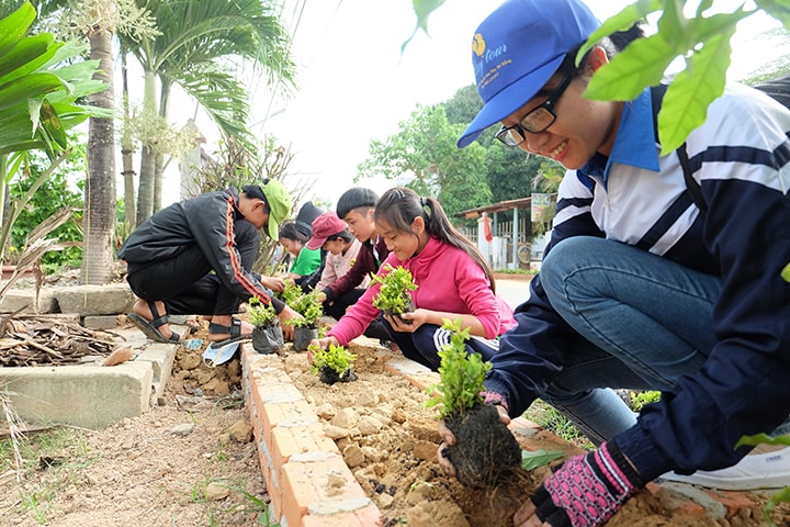 ĐVTN trồng xây xanh tại tuyến đường ĐH01QS. Ảnh: M.L