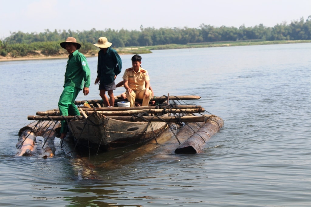 Cơ quan chức năng trục vớt hàng chục phách gỗ do các đối tượng vứt lại