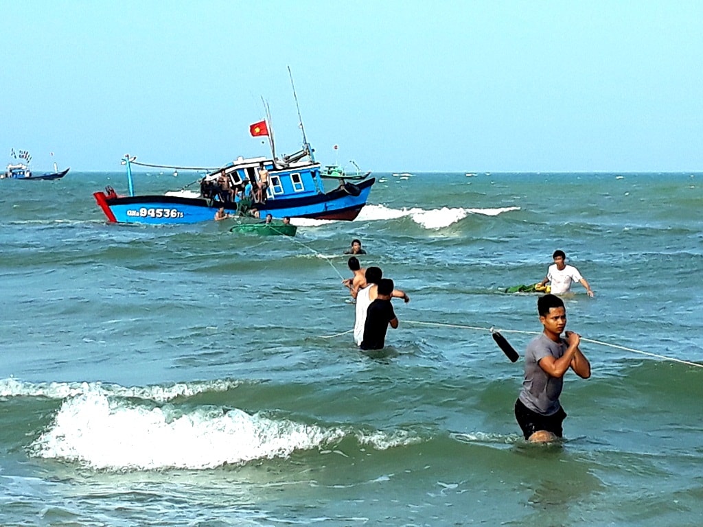 Các chiến sỹ Đồn biên phòng Tam Thanh tham gia cứu hộ tàu. Hoàng Bin