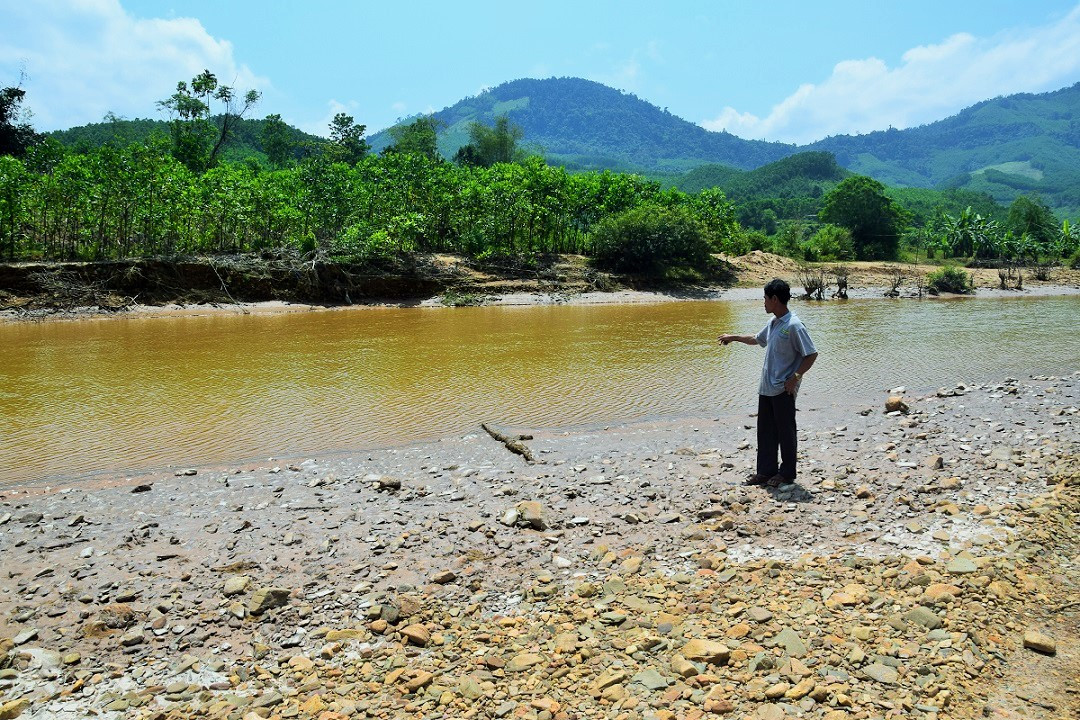 Ông Ung Văn Long tiếc nuối dòng sông Bông Miêu bị ô nhiễm. Ảnh: THANH THẮNG