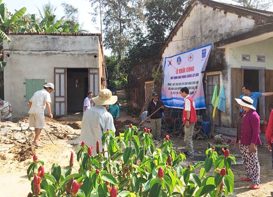 Khởi công xây dựng nhà an toàn cho người dân ở Thăng Bình. Ảnh: P.H.G