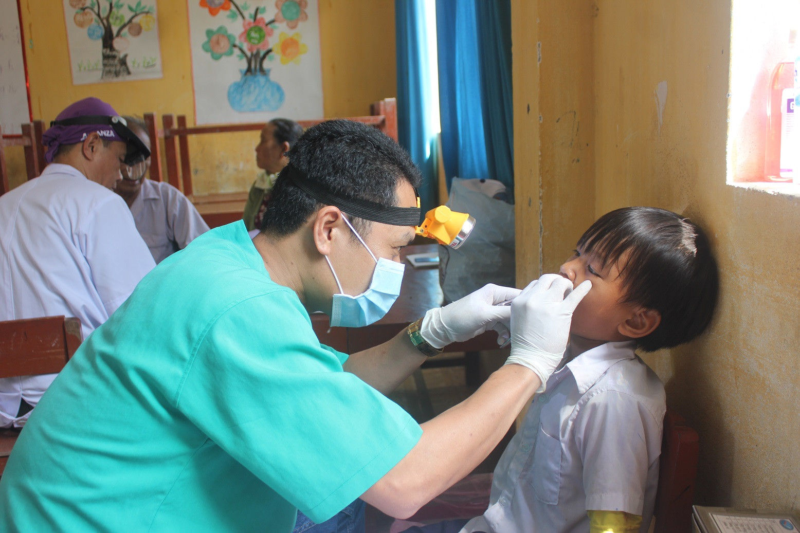 Đoàn thanh niên BVĐK  Trung ương Quảng Nam khám bệnh cho trẻ em ở Lý Sơn. Ảnh:Phương Thảo