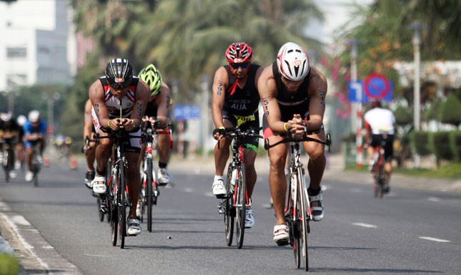 Tham gia Ironman 70.3, không chỉ được trải nghiệm thú vị khi thi đấu trên “đường đua Triathlon tốt nhất châu Á” tại Đà Nẵng mà các VĐV còn có cơ hội vượt qua chính mình trước những thử thách khắc nghiệt.Ảnh: ANH VŨ