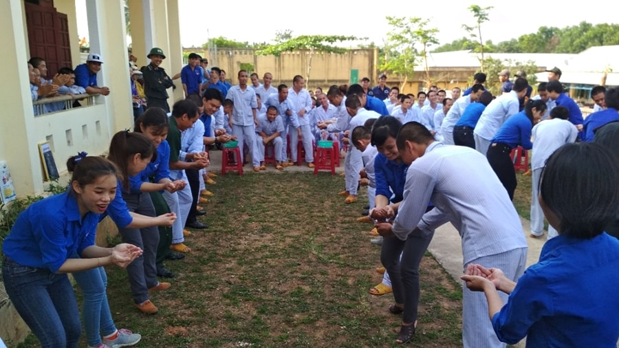 Các doàn viên huyện Hiệp Đức giao lưu với các học viên là thanh niên của Cơ sở cai nghiện ma túy tỉnh. Ảnh: THANH HẰNG