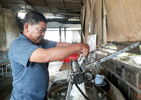 Nông dân Nguyễn Bá Chung chuyển sang làm mỳ để bỏ sỉ cho hàng quán tại khu công nghiệp. Ảnh: T.QUÂN