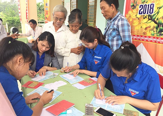 Thanh niên Đoàn Khối các cơ quan tỉnh nâng cao tinh thần trách nhiệm, hiệu quả công việc trong từng việc nhỏ.  Trong ảnh: Hướng dẫn người dân làm thủ tục hành chính. Ảnh: T.Q.V