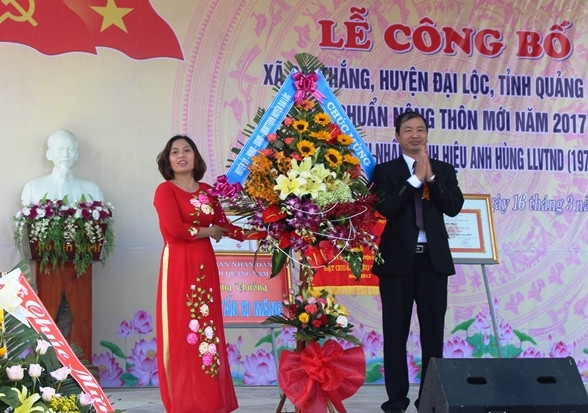 Chủ tịch UBND huyện Đại Lộc Trần Văn Mai trao tặng lẵng hoa chúc mừng xã Đại Thắng. Ảnh: TRIÊU NHAN