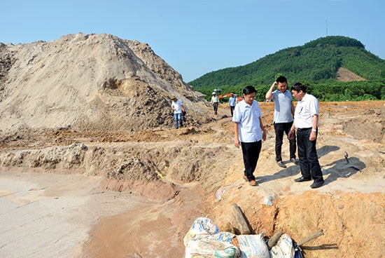 Lãnh đạo UBND huyện Phú Ninh kiểm tra tại hiện trường khu vực bãi chứa quặng vào chiều 19.3.Ảnh: TRẦN HỮU