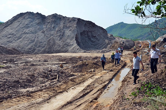 Dấu xe cơ giới hoạt động còn nguyên tại khu vực nhà máy.Ảnh: TRẦN HỮU