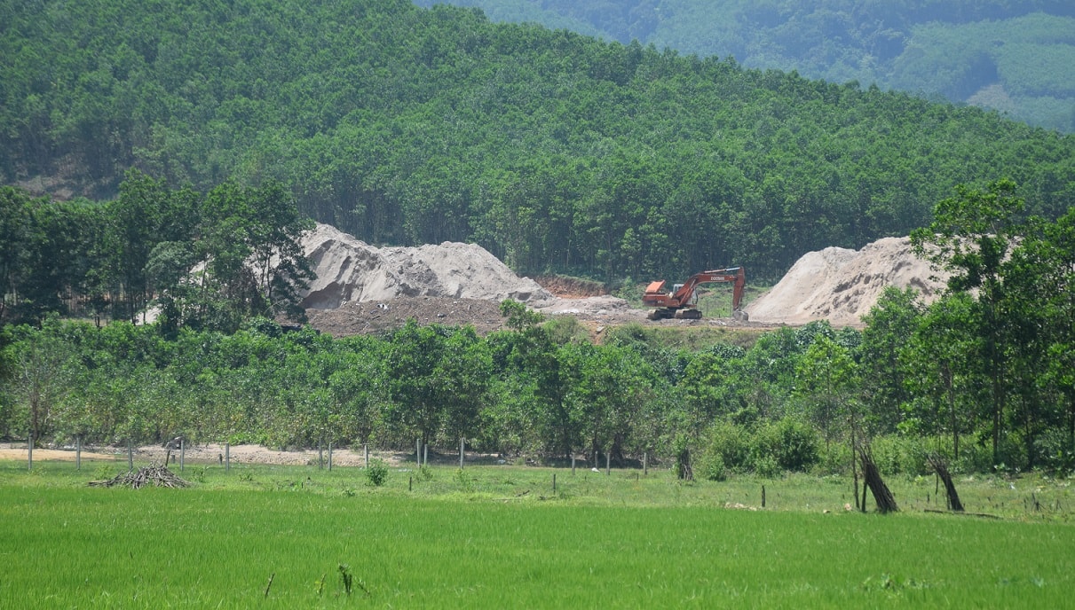 Người dân thôn Trà Sung, thôn Bồng Miêu (xã Tam Lãnh, huyện Phú Ninh) lo lắng mỗi khi dòng nước sông Bồng Miêu bốc mùi  hôi. Ảnh: THANH THẮNG