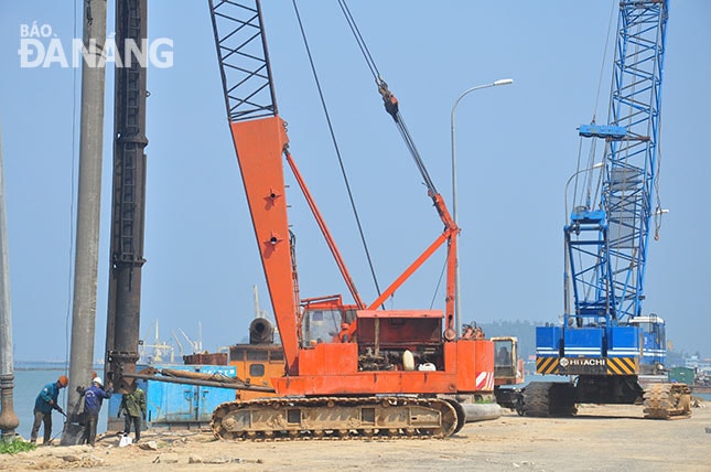 Thi công trên công trình đê, kè Mân Quang (đoạn nối tiếp đê, kè Bạch Đằng Đông).   Ảnh: THÀNH LÂN 