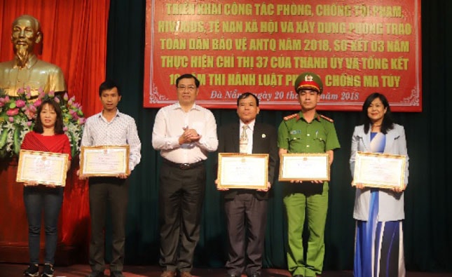 Chủ tịch UBND thành phố Huỳnh Đức Thơ trao bằng khen cho các cá nhân tiêu biểu, xuất sắc. Ảnh: PHAN CHUNG