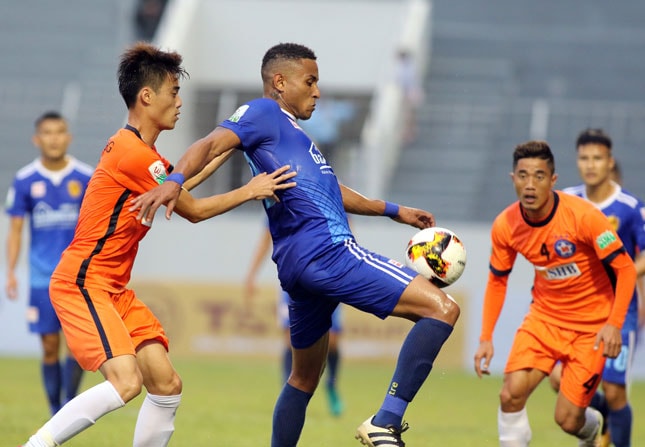 Với màn thể hiện xuất sắc sau 2 vòng đấu đầu tiên của V-League 2018, Lâm Anh Quang (áo cam) đã được tập trung vào đội tuyển Việt Nam lần này.                    Ảnh: ANH VŨ