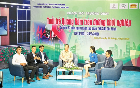 Khách mời trường quay tham gia tọa đàm về khởi nghiệp. Ảnh: VINH ANH