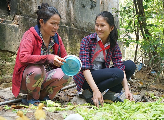 Em Lê Thảo My vừa học vừa phụ mẹ làm việc kiếm tiền trang trải cuộc sống.  Ảnh: NHƯ TRANG