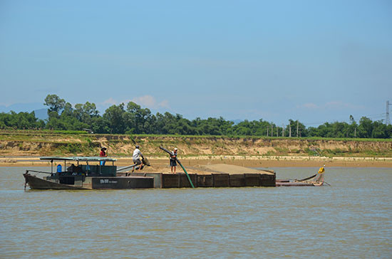 Nạn khai thác cát sỏi làm chất lượng nguồn nước hệ thống sông Thu Bồn suy giảm chất lượng. Ảnh: T.HỮU