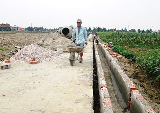 Thời gian qua, chính quyền các địa phương ưu tiên nhiều nguồn lực cho việc xây dựng kết cấu hạ tầng nông thôn. Ảnh: N.P