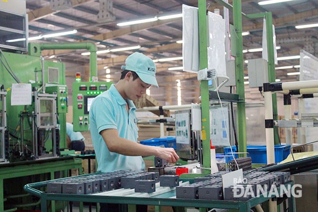 Dựa trên kết quả PCI 2017, Đà Nẵng sẽ nghiên cứu triển khai các hình thức hỗ trợ doanh nghiệp, cải thiện môi trường kinh doanh. TRONG ẢNH: Công nhân làm việc tại Công ty TNHH Tokyo Keiki Precision Technology (Khu Công nghệ cao Đà Nẵng). Ảnh: KHANG NINH