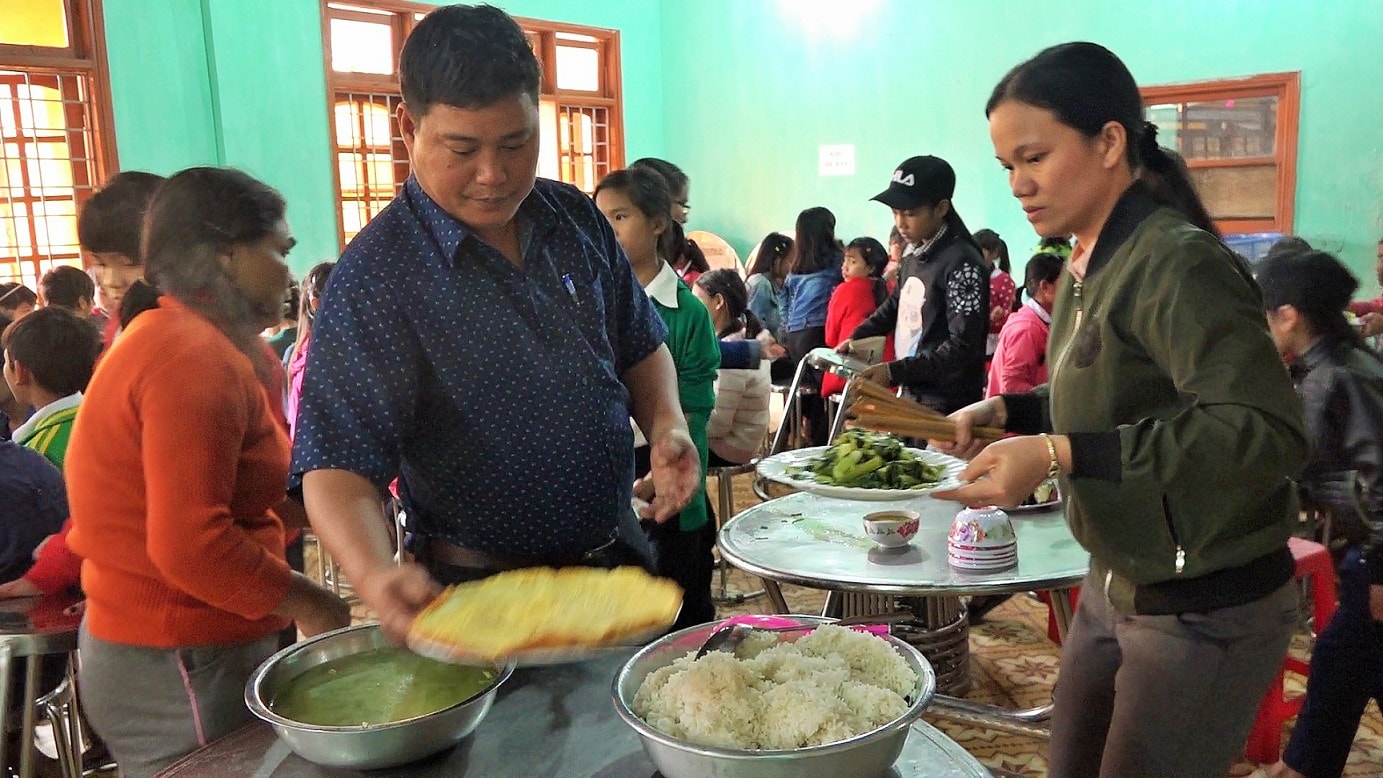 Mỗi buổi trưa, thầy Điệp đều xuống tận nhà ăn để chăm lo cho các em học sinh. Ảnh: TT