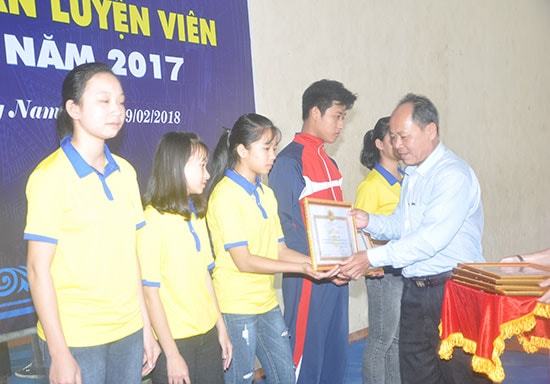 Nhiều VĐV trẻ đạt thành tích xuất sắc năm 2017 được khen thưởng. Ảnh: T.VY