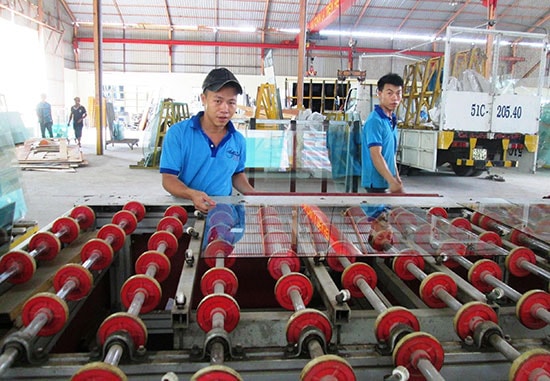 Nhờ được đào tạo nghề bài bản, nhiều lao động nông thôn có việc làm ổn định. Ảnh: VĂN SỰ