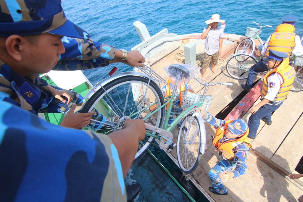 Vận chuyển xe đạp làm quà tặng các em học sinh vượt khó học giỏi xuống thuyền vào đảo Lý Sơn. Ảnh: T.C