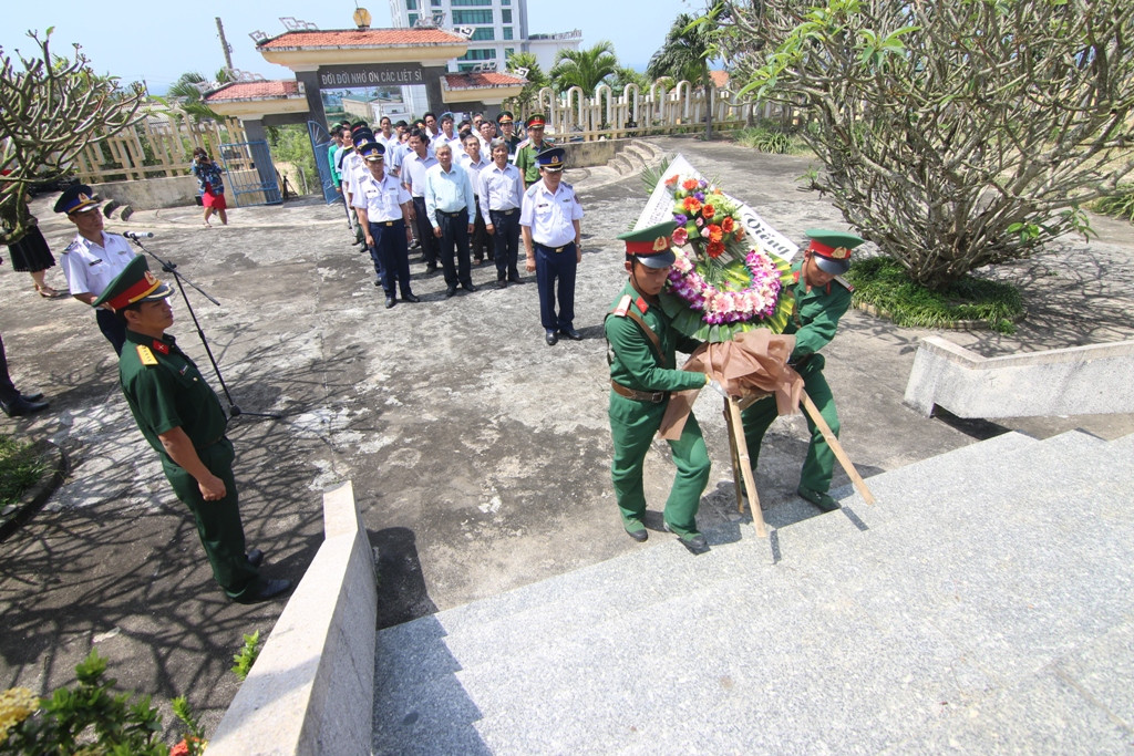 Đoàn đại biểu viếng hương Nghĩa trang liệt sĩ huyện đảo Lý Sơn. Ảnh: THÀNH CÔNG