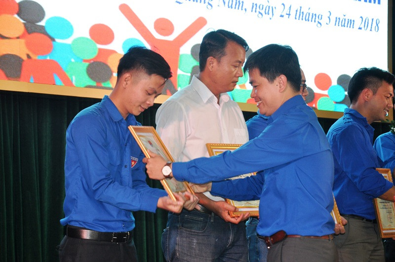 Phó Bí thư Tỉnh đoàn Lê Quang Quỳnh tặng giấy khen cho các. Ảnh: VINH ANH