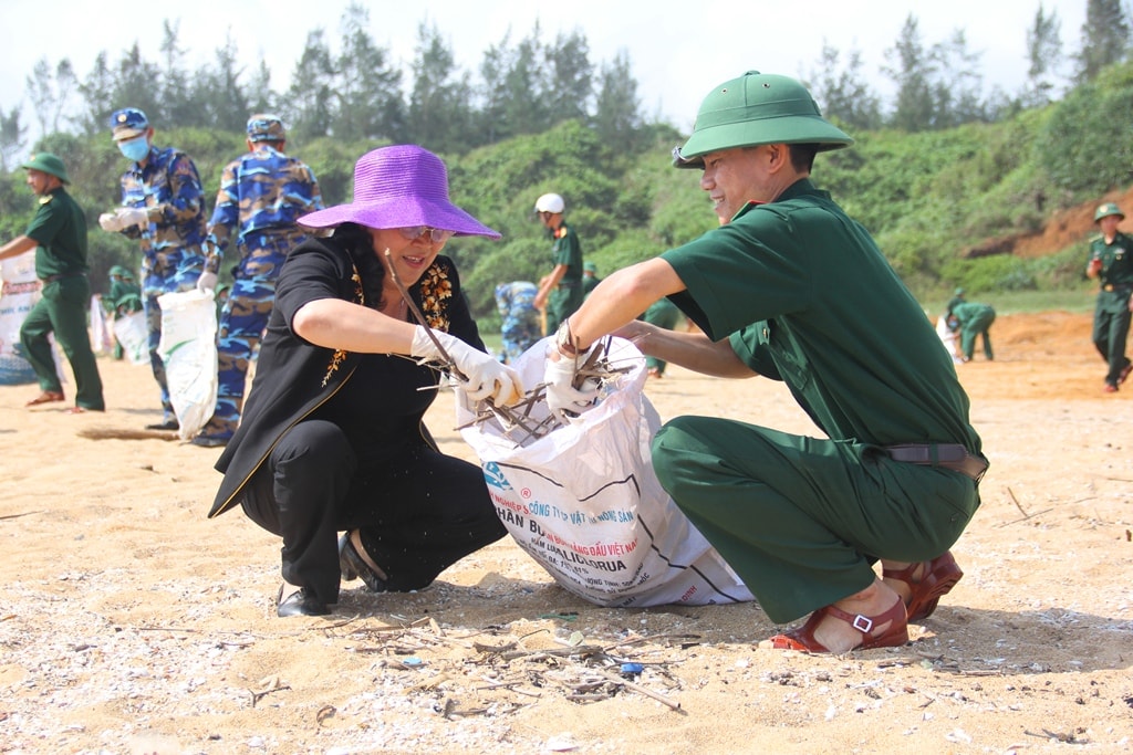 Gần 300m bãi biển được dọn sạch rác bẩn, góp phần đem lại môi trường xanh cho điểm du lịch sinh thái biển của Núi Thành. Ảnh: A.N