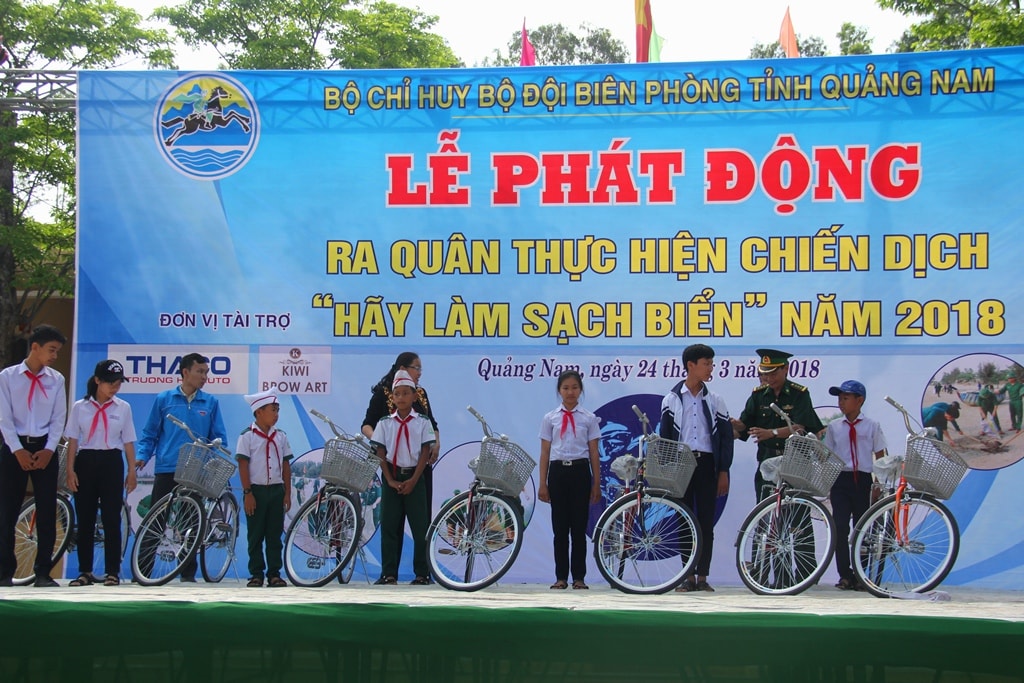 BĐBP tỉnh trao 7 chiếc xe đạp cho các em học sinh khó khăn trên địa bàn xã Tam Quang trong buổi ra quân chiến dịch. Ảnh: A.N