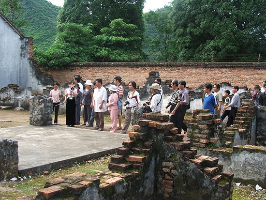 Văn nghệ sĩ Quảng Nam đi thực tế tìm hiểu về nhà tù Sơn La. Ảnh: TAM MỸ