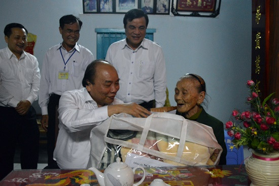 Thủ tướng Chính phủ Nguyễn Xuân Phúc thăm và tặng quà Mẹ Việt Nam anh hừng Võ Thị Tặng
