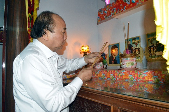 Thủ tướng Chính phủ Nguyễn Xuân Phúc thắp hương các liệt sĩ tại nhà mẹ  Võ Thị Tặng