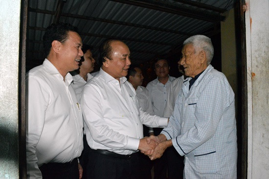 Thủ tướng Chính phủ Nguyễn Xuân Phúc thăm ông Huỳnh Phước Hoạt 
