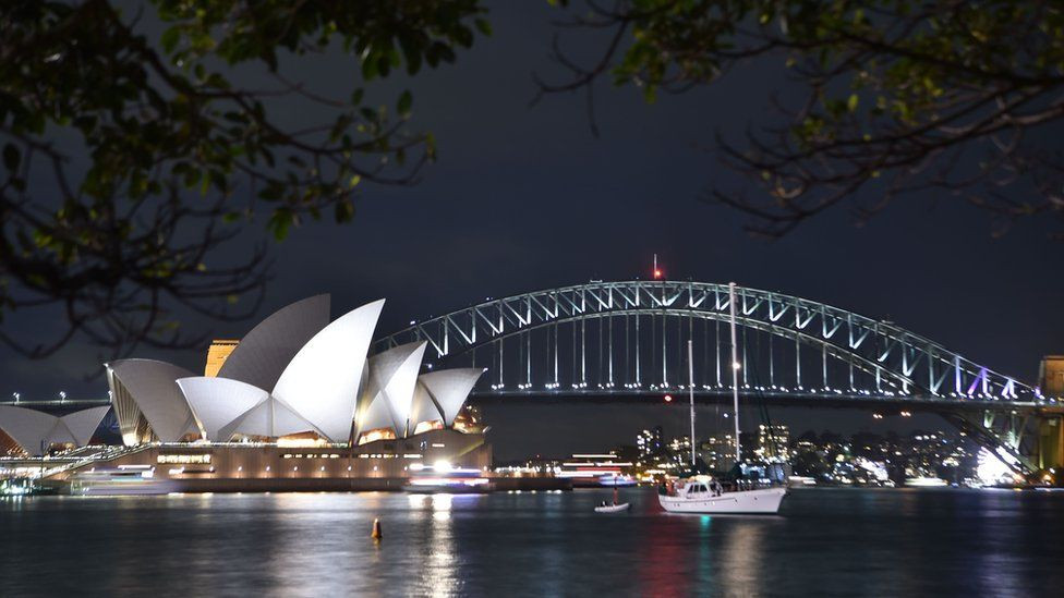 Giờ trái đất là một sự kiện quốc tế được tổ chức vào ngày thứ bảy cuối cùng của tháng ba hàng năm, bắt đầu từ năm 2007 ở Sydney (Australia). Ảnh: Cầu cảng Sydney và nhà hát Opera của Australia