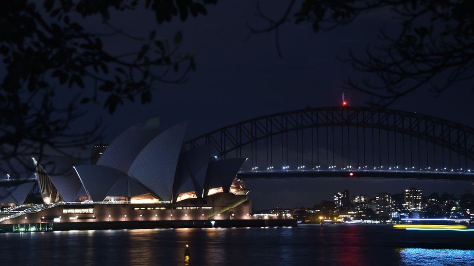 Thành phố Sydney trở thành một trong những thành phố đầu tiên tắt đèn hưởng ứng sự kiện trên khắp thế giới. 