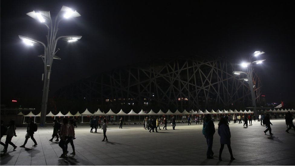 Sân vận động Tổ chim ở Bắc Kinh (Trung Quốc) chìm trong bóng tối từ 8h30-9h30 đêm 24.3