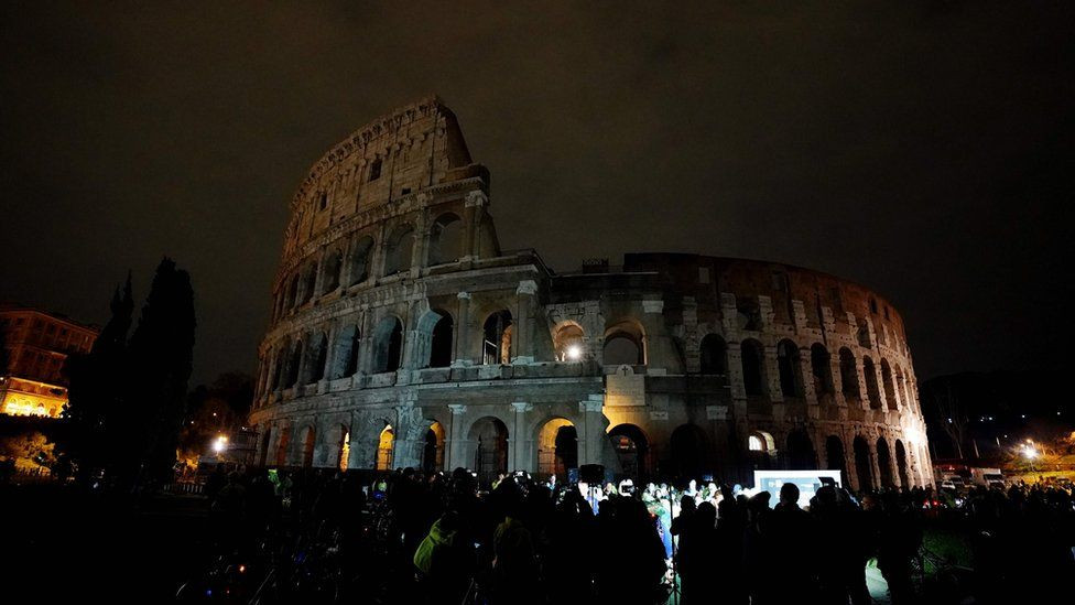 Đấu trường La Mã Colosseum ở thành phố Rome của Italia trong đêm qua.