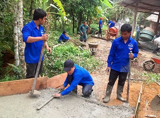 Các đoàn viên thanh niên tham gia làm đường bê tông tại xóm Tr’Triêng (thôn Vinh, xã Tà Pơơ, Nam Giang). Ảnh: Đ.N